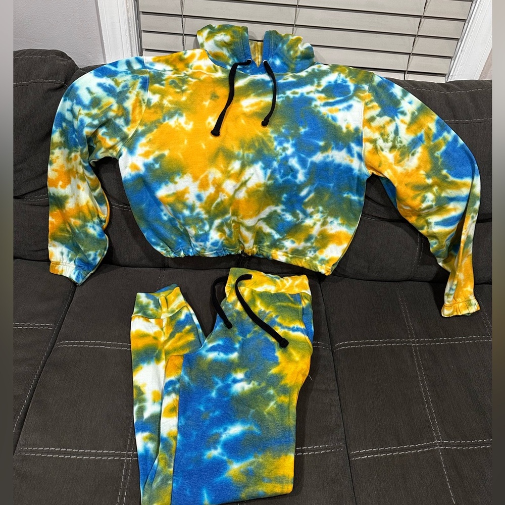 Tye dye multicolored sweatsuit